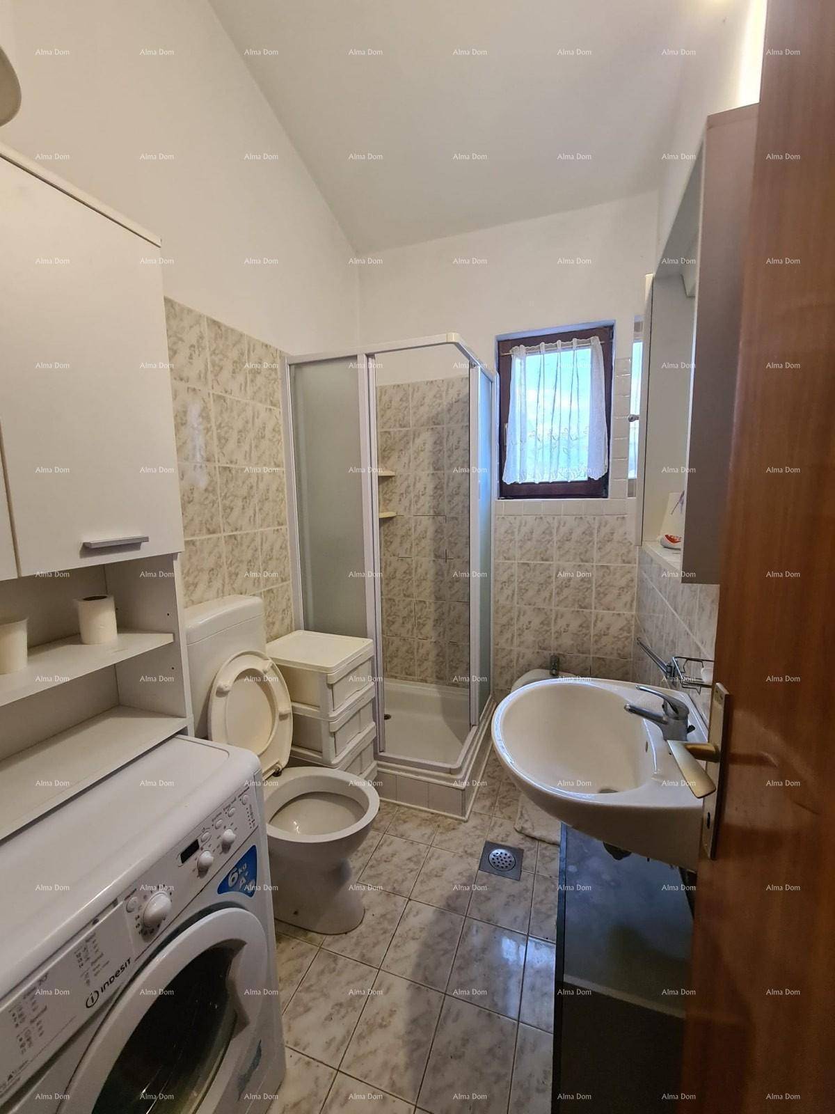 Badezimmer mit Duschkabine, Toilette, Waschbecken und Waschmaschine.