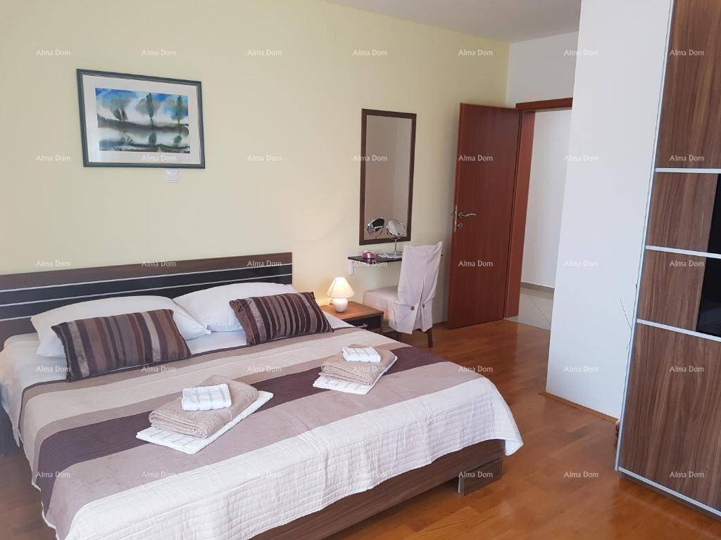 Gemütliches Schlafzimmer mit Doppelbett, Holzfußboden und integriertem Kleiderschrank für Komfort.