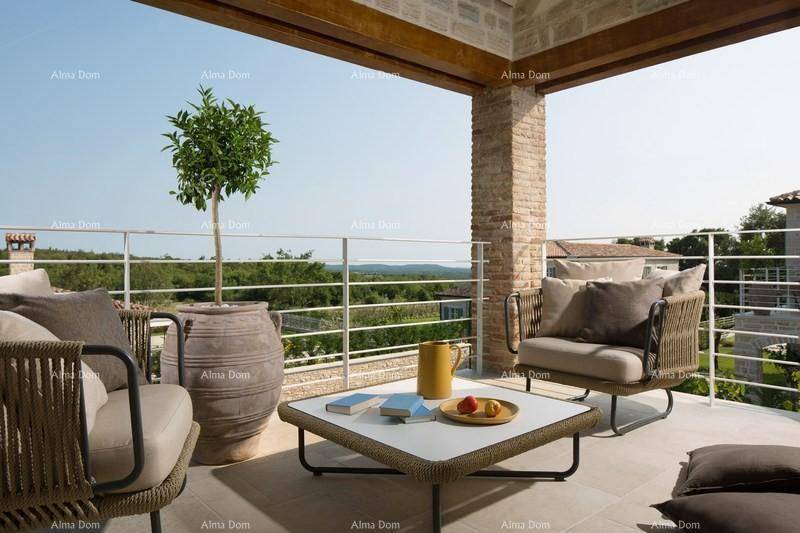 Möblierter Balkon mit weitem Blick über die grüne Landschaft und die Umgebung.