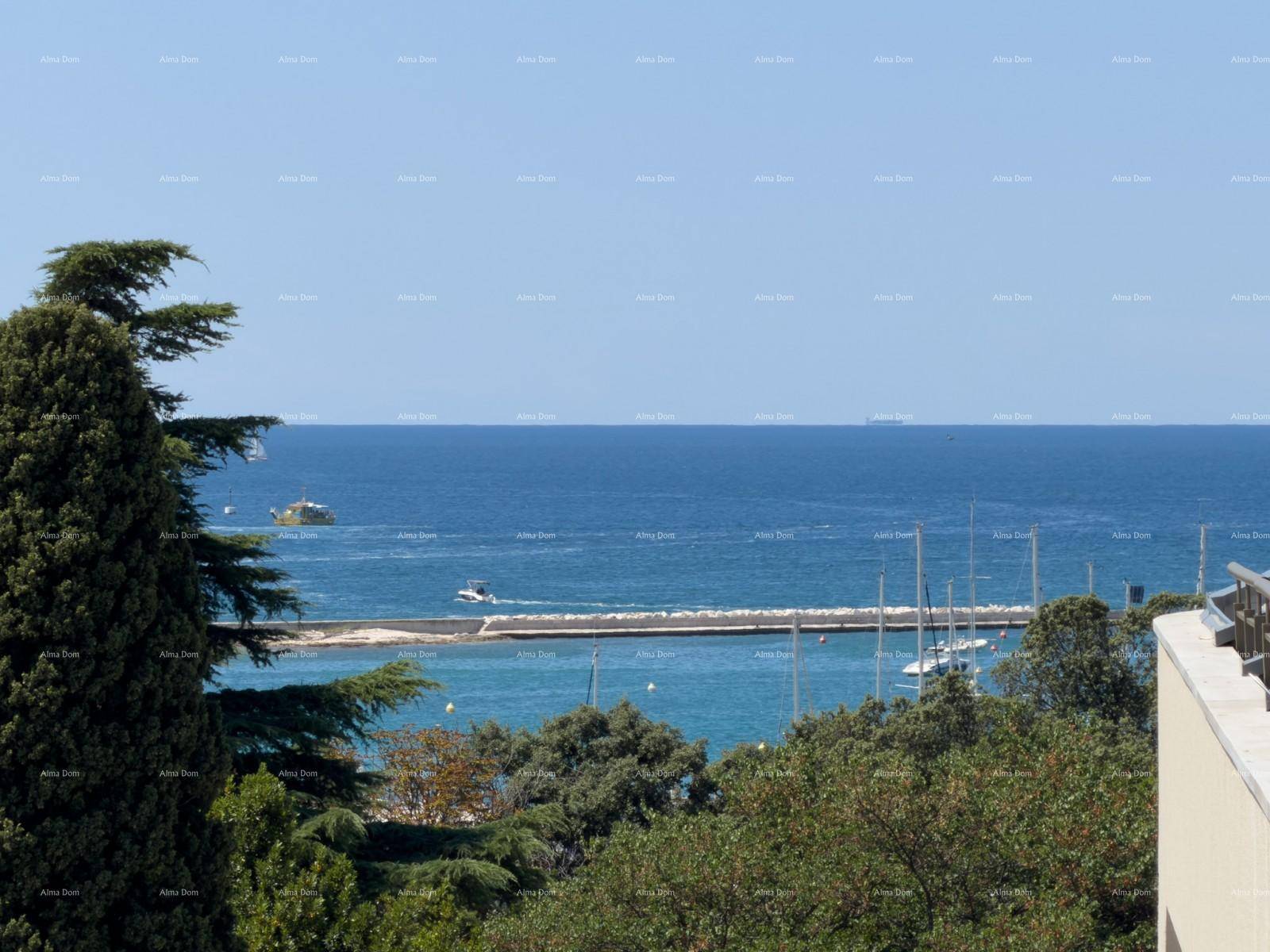 Malerischer Meerblick mit Booten und Pier, umrahmt von üppigen Bäumen.