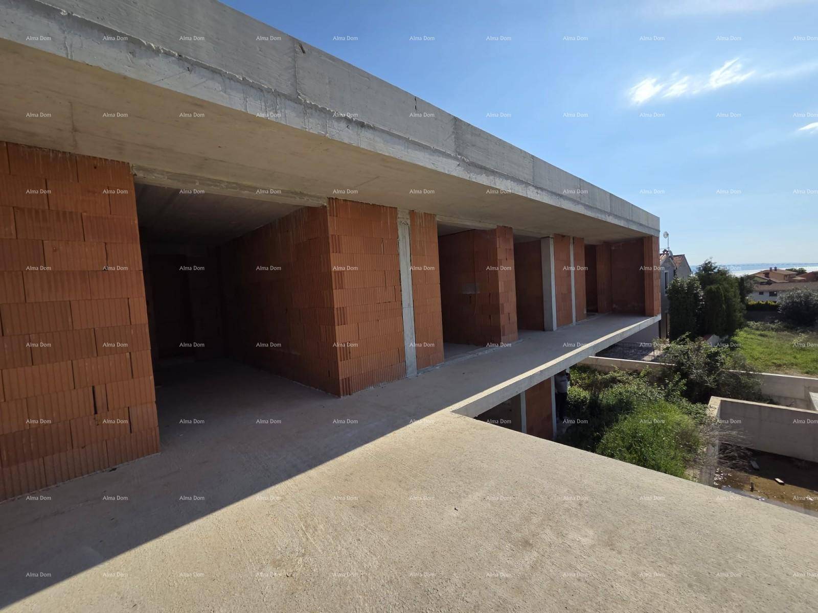 Große, unfertige Betonfläche, die eine zukünftige Terrasse oder Dachterrasse mit Meerblick sein könnte.