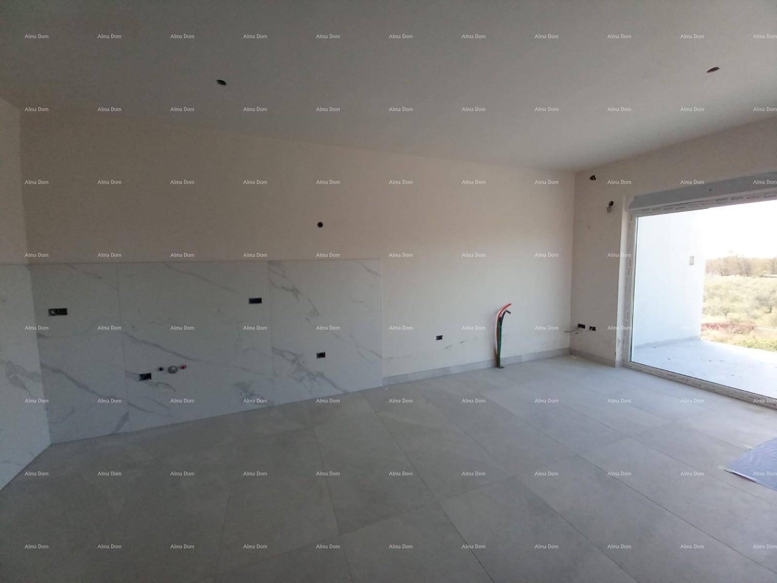 Unfertiger Küchenbereich mit gefliester Wand und großem Fenster, bereit für den Einbau.