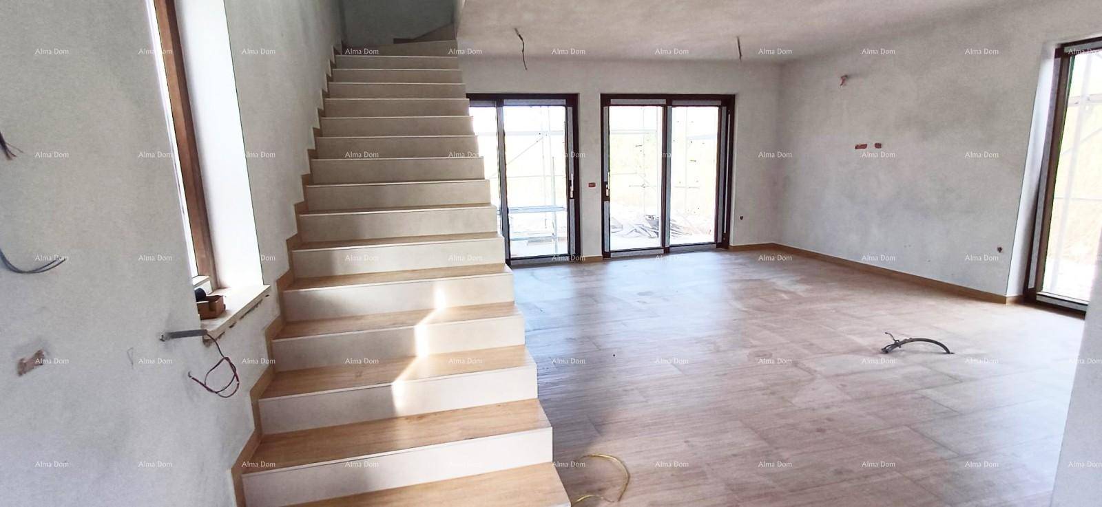 Geräumiger Innenraum im Rohbau mit Treppe und vorbereiteten Anschlüssen für den Ausbau.