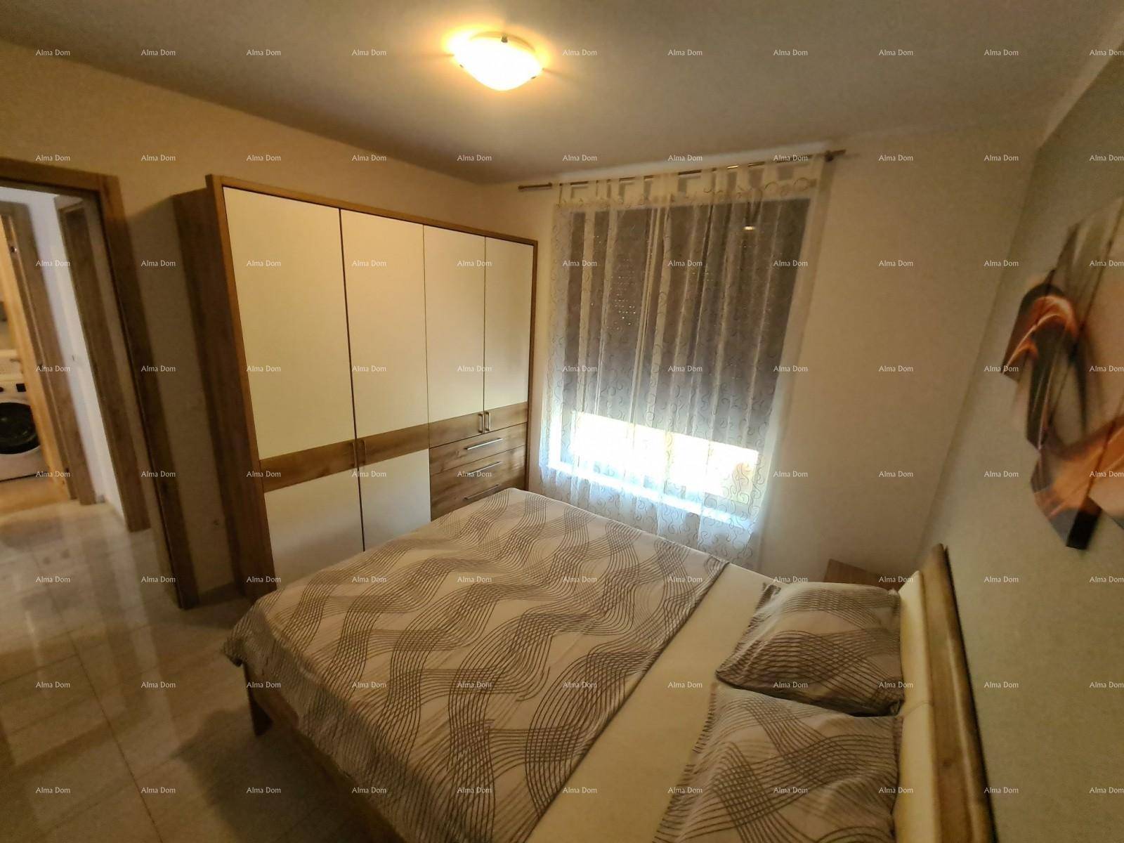Schlafzimmer mit Doppelbett und großem, modernem Kleiderschrank.