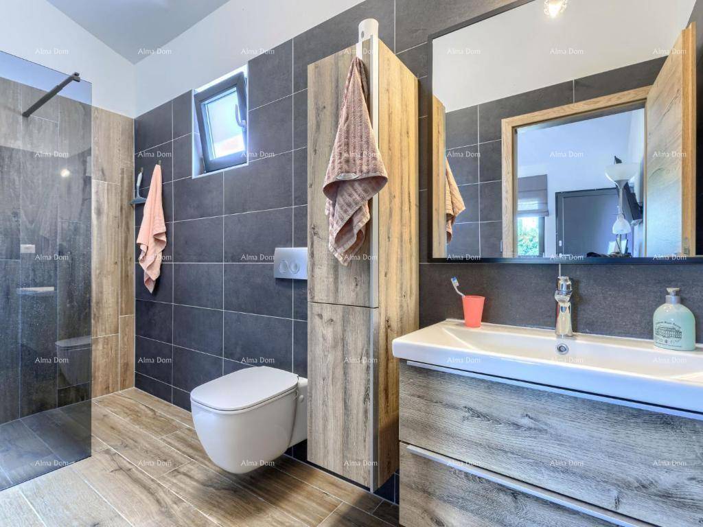 Modernes Badezimmer mit begehbarer Dusche, Hänge-WC und Holzoptik-Fliesen.