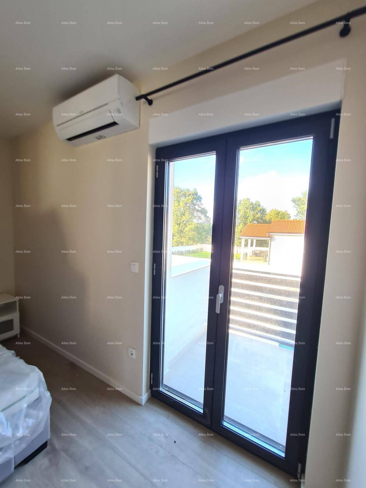 Helles Schlafzimmer mit großem Fenster und Zugang zu einem Außenbereich.
