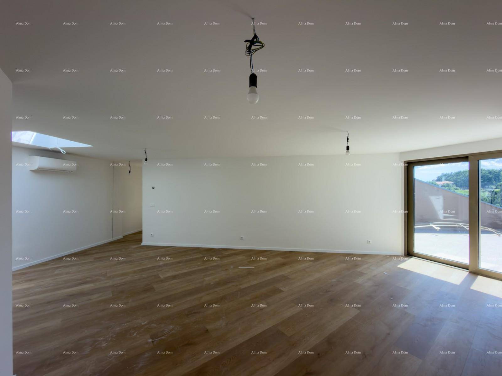Heller Wohnbereich mit Holzboden, Oberlicht, Klimaanlage und Zugang zur Terrasse.