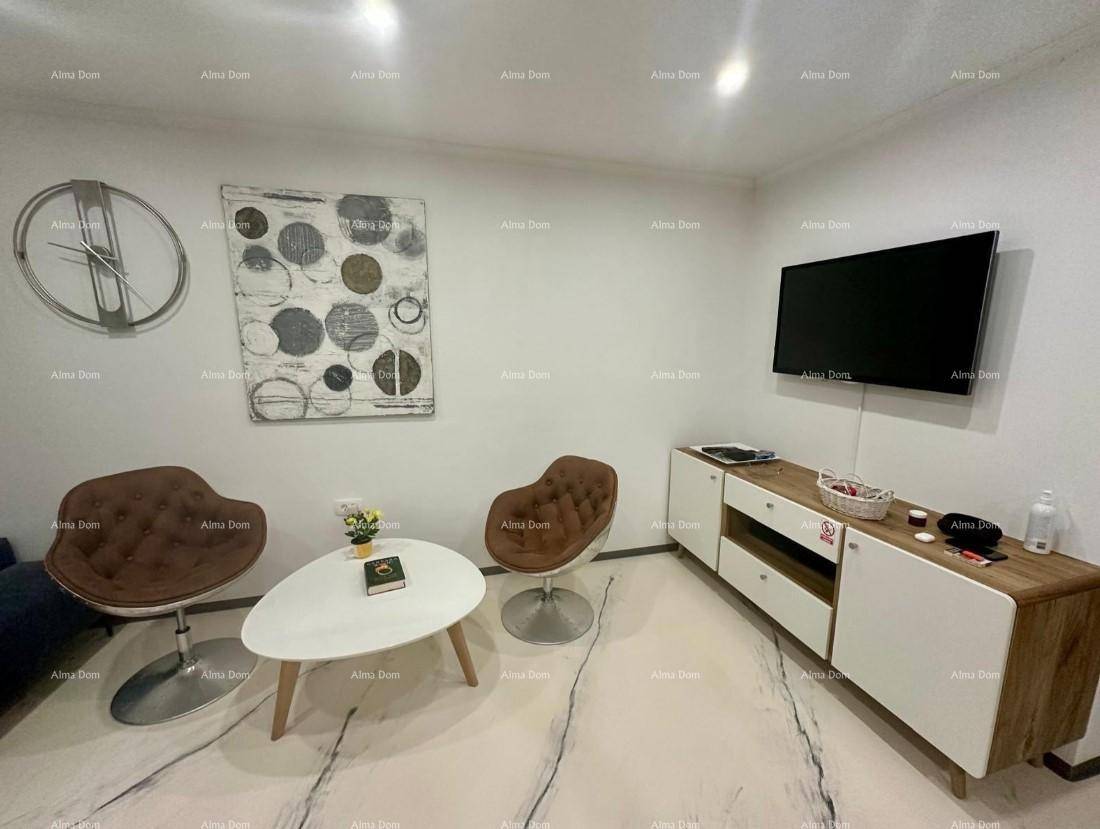 Gemütliches Wohnzimmer mit modernen Sesseln, Couchtisch und Wandfernseher.