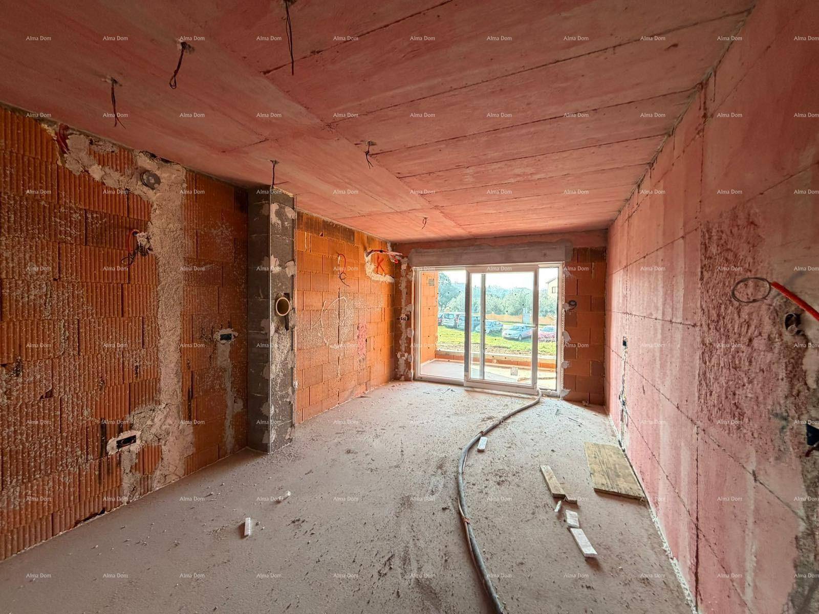 Rohbau eines Wohnraums mit großer Schiebetür, die Zugang zu einem Außenbereich bietet.