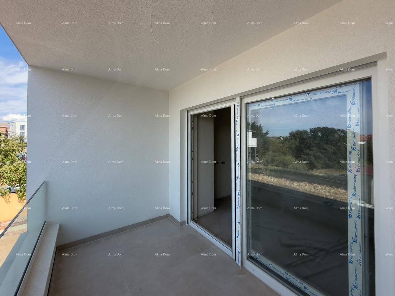 Heller Balkon mit Glasgeländer und Blick auf die Umgebung, ideal für entspannte Stunden im Freien.