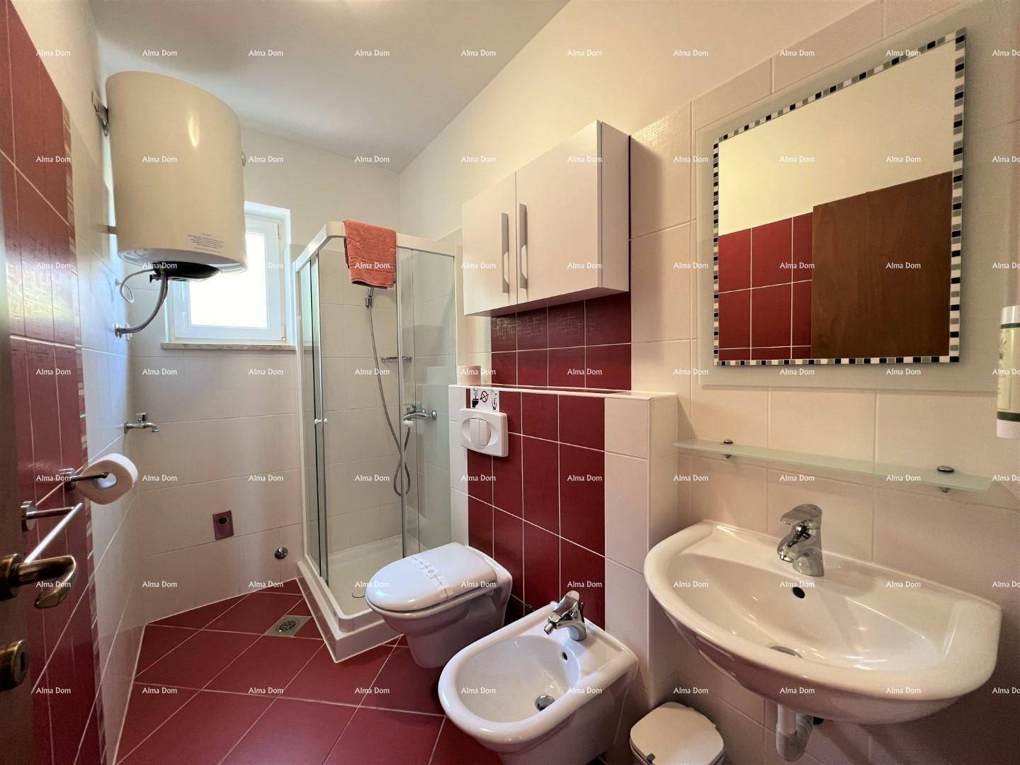 Modernes Badezimmer mit Duschkabine, WC, Bidet und Waschbecken in Rot-Weiß-Fliesen.