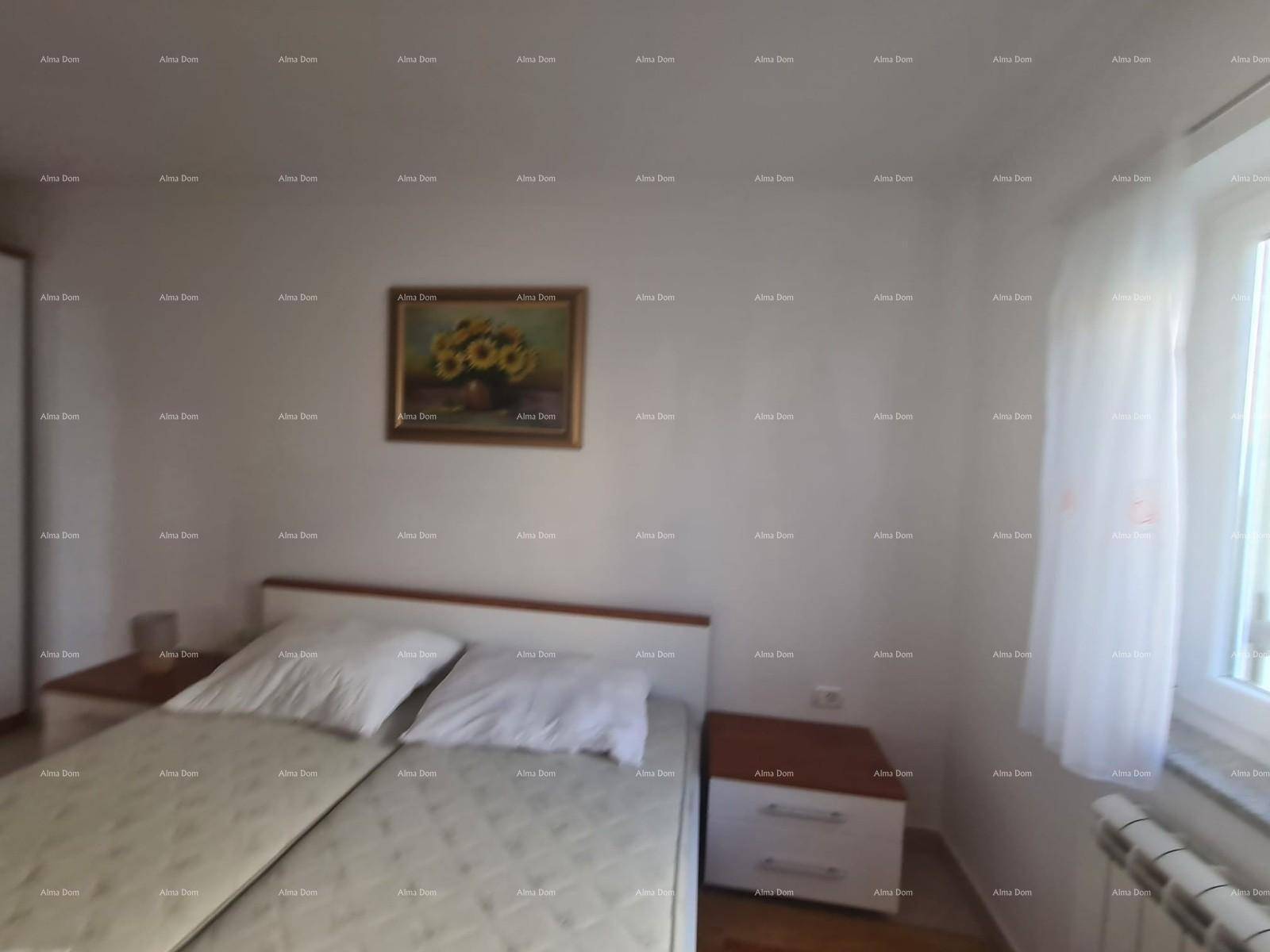 Schlafzimmer mit Einzelbetten, Nachttischen und einem Fenster mit Blick nach draußen.