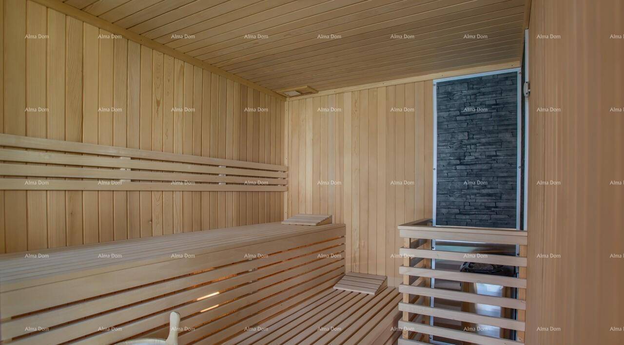 Traditionelle Holzsauna mit mehreren Sitzebenen und einem modernen Saunaofen für Entspannung.