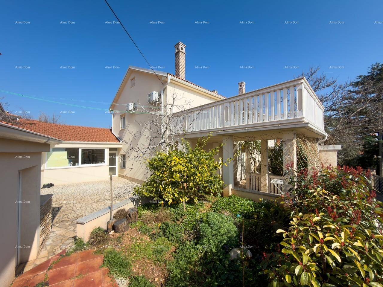 Außenansicht des Hauses mit Garten, Balkon und Treppe.