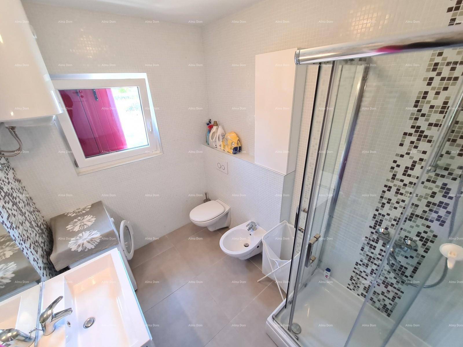 Modernes Badezimmer mit Duschkabine, Bidet und Waschmaschine.