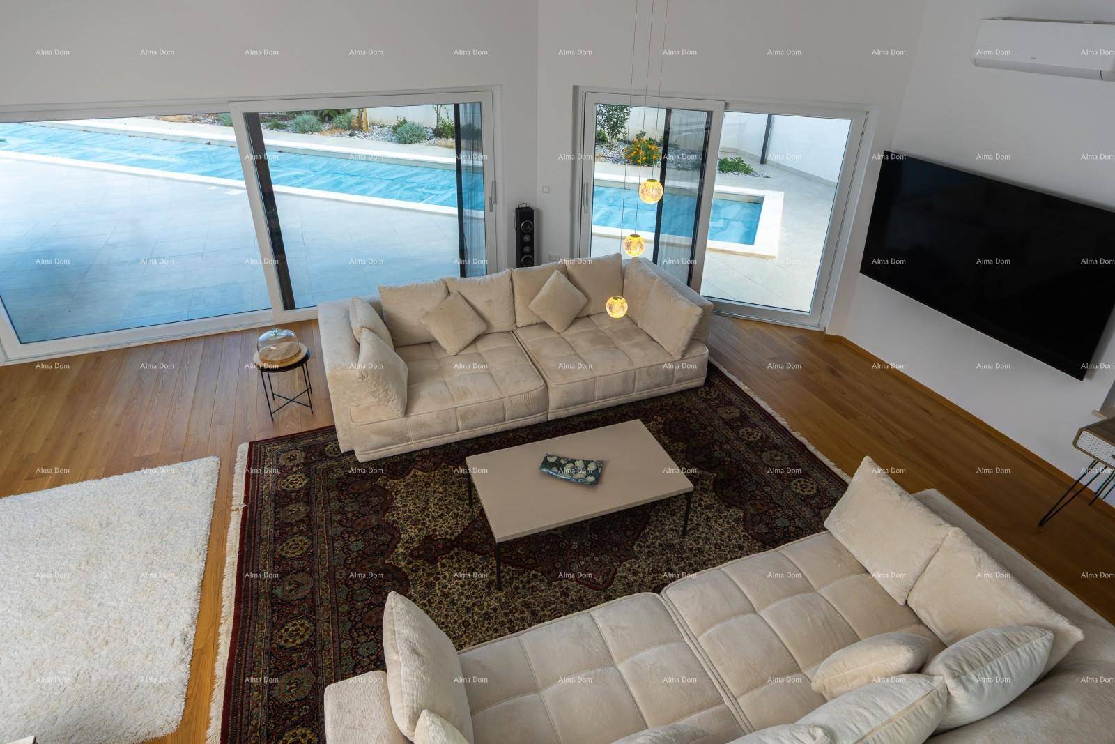 Helles Wohnzimmer mit zwei großen Sofas, Holzboden und Blick auf den Poolbereich.