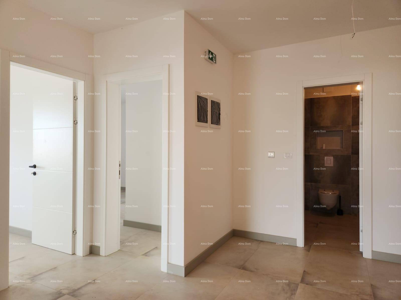 Flur mit Blick in ein modernes Badezimmer und weiteren Türen, die zu anderen Räumen führen.