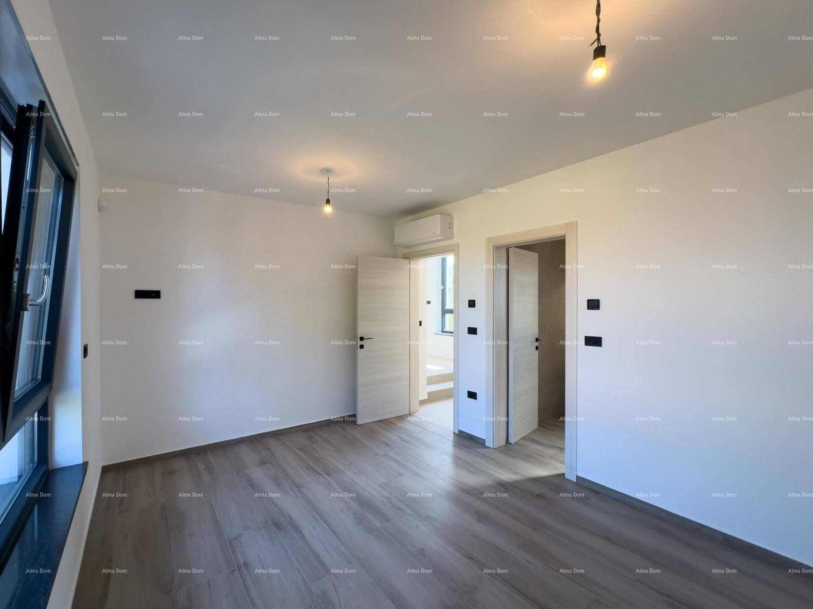 Frontansicht der Doppelgarage mit zwei offenen Toren und gepflastertem Vorplatz.