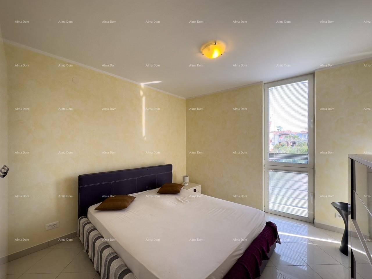 Schlafzimmer mit Doppelbett und großem Fenster, das den Raum mit Licht erfüllt.