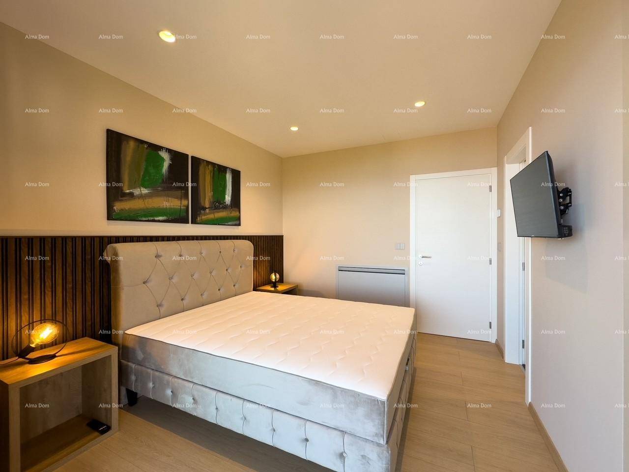 Geräumiges Schlafzimmer mit Doppelbett, TV und großen Fenstern mit Meerblick.