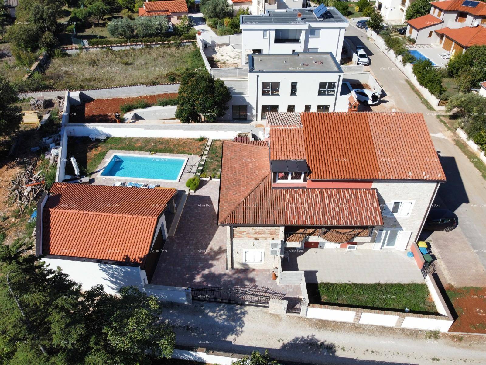 Draufsicht auf das Anwesen mit Pool, Haus und angrenzenden Grundstücken in sonniger Lage.