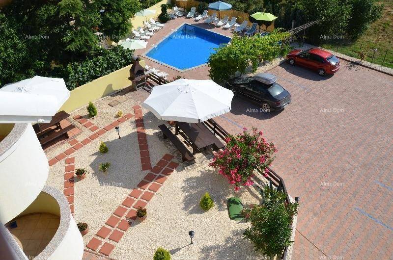 Vogelperspektive auf den Gartenbereich mit Pool, Grillplatz und Parkplätzen.