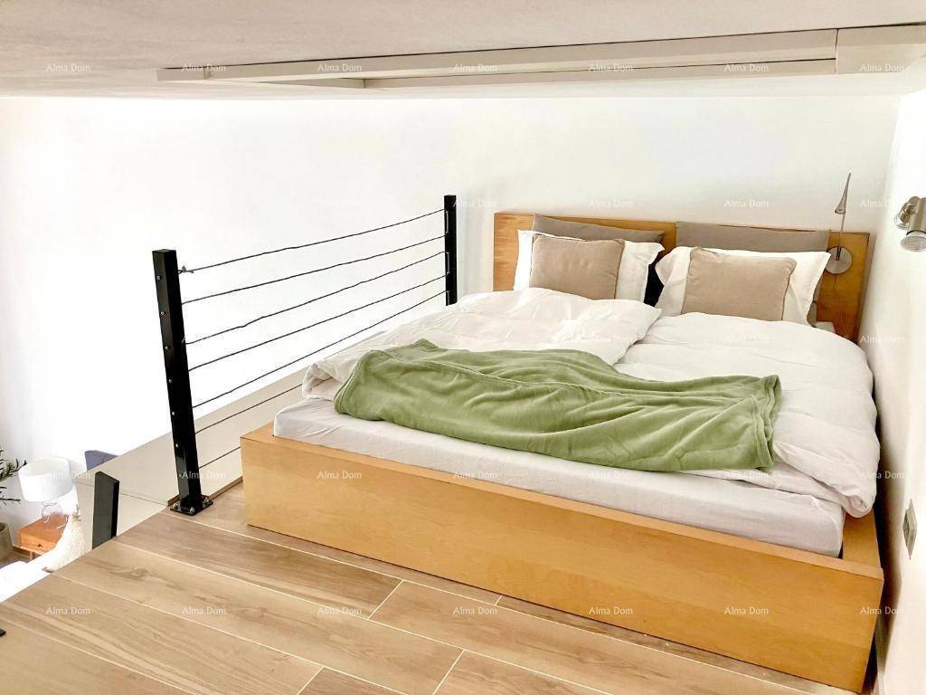 Gemütliches Hochbett im Schlafzimmer mit Holzboden und moderner Einrichtung.
