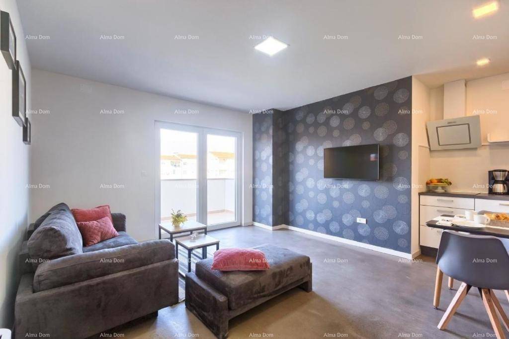 Offener Wohnbereich mit bequemer Couch, modernem Dekor und Zugang zum Balkon.