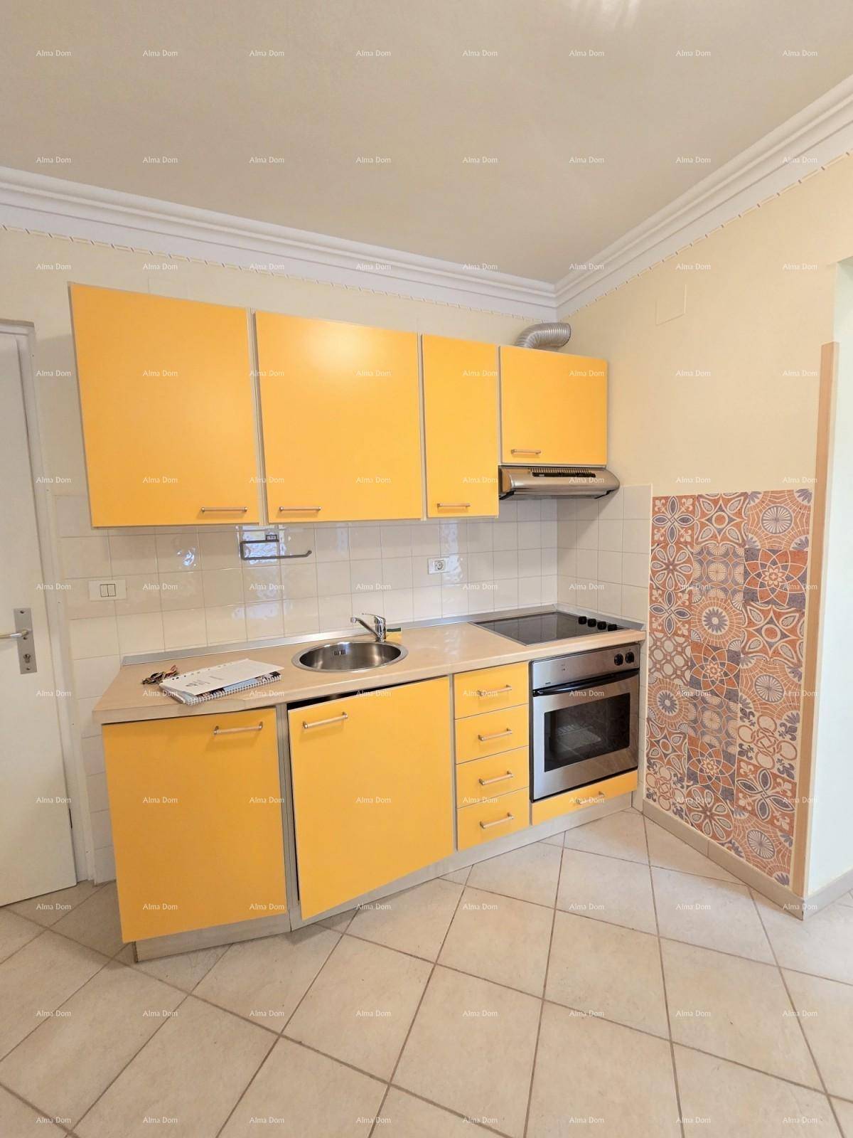Funktionale Küchenzeile mit gelben Fronten, Kochfeld und Backofen, ideal für kleine Wohnungen.