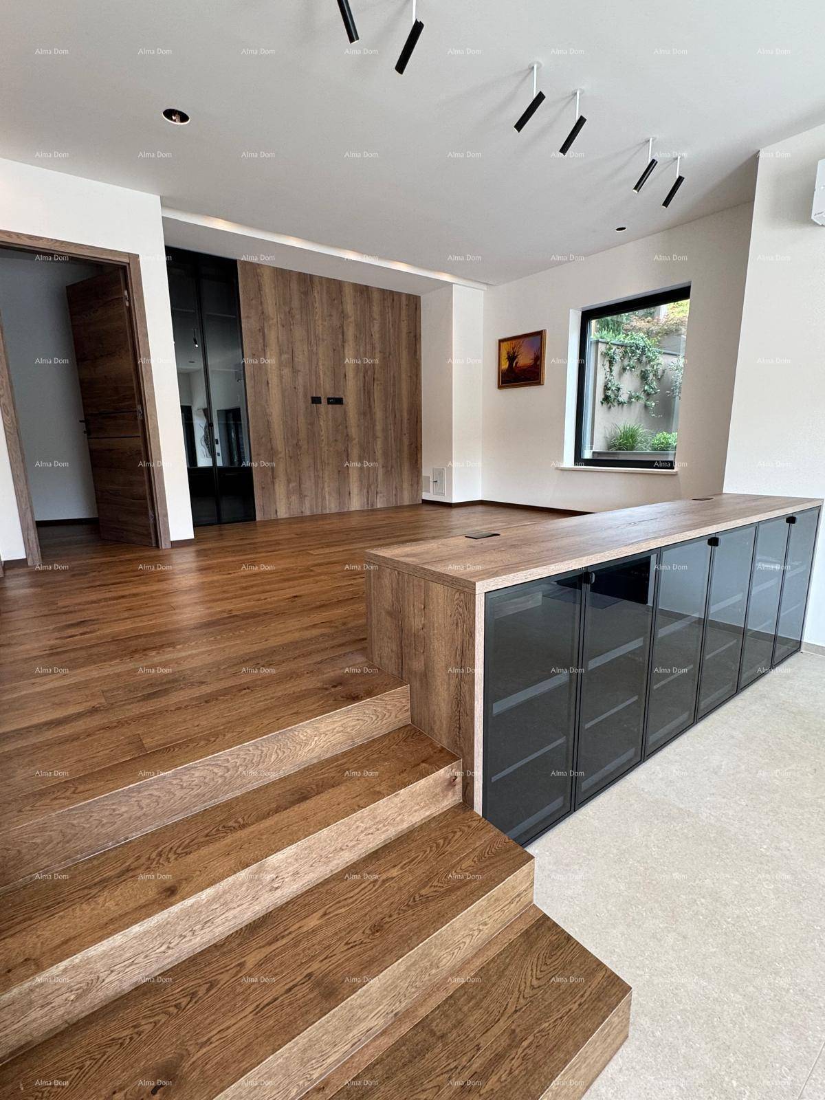 Heller Essbereich mit Holzboden, moderner Einrichtung und integriertem Sideboard.