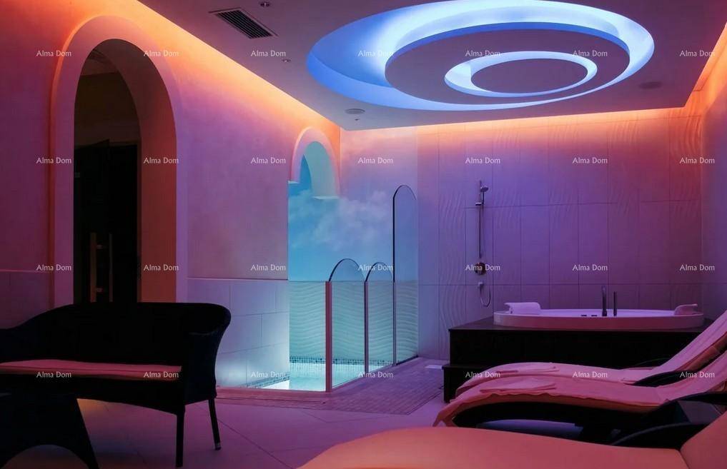 Exklusiver Wellnessbereich mit Whirlpool, stimmungsvoller Beleuchtung und entspannenden Liegen.