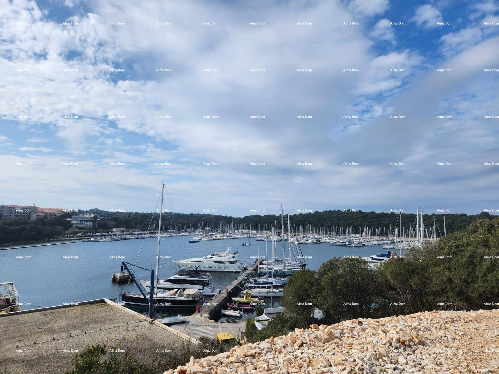 Panoramablick von einer Baustelle auf einen Yachthafen mit zahlreichen Booten.