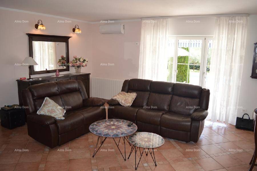 Geräumiges Wohnzimmer mit bequemen Ledersofas, Couchtischen und Klimaanlage, hell und einladend.