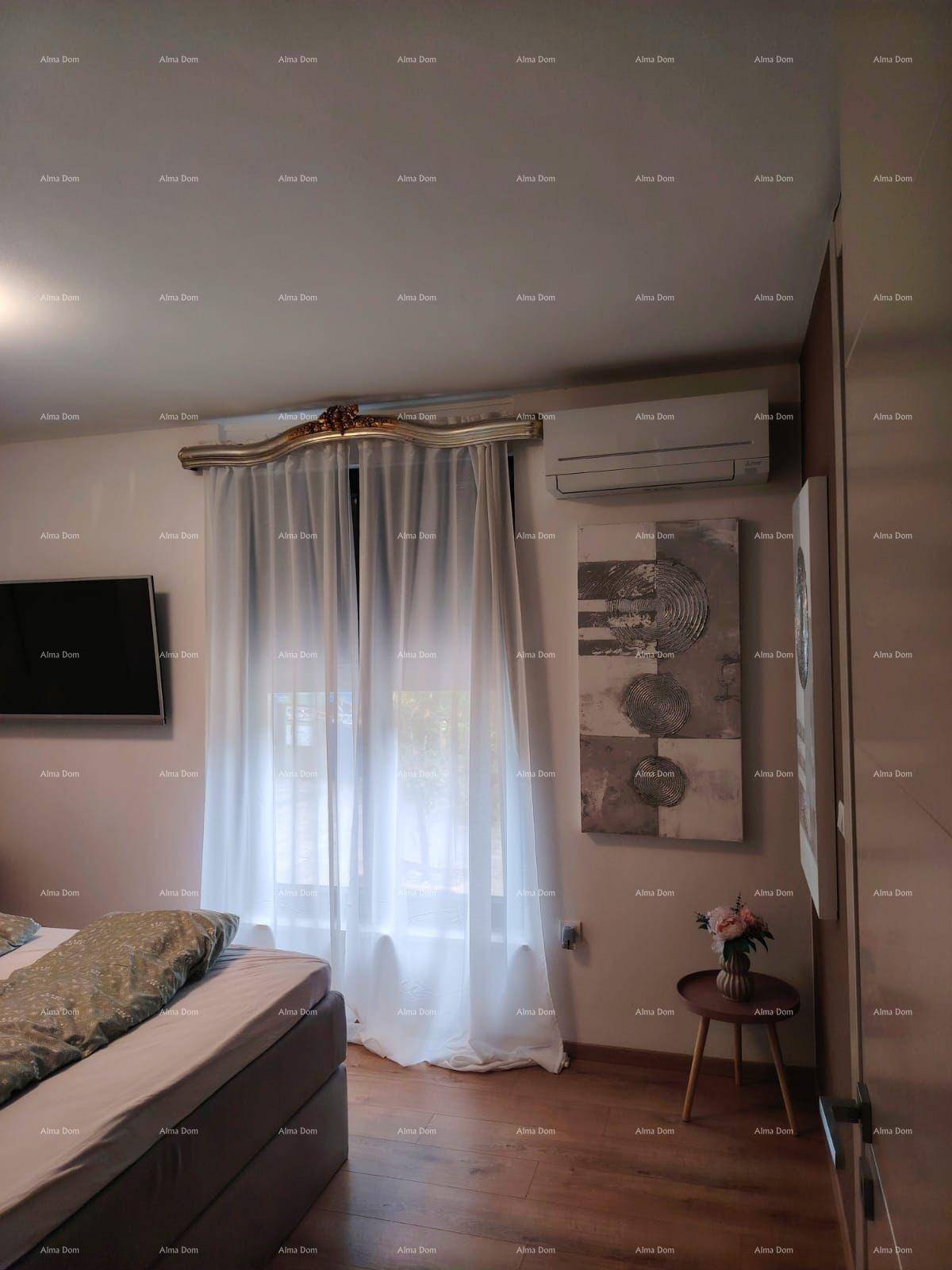 Schlafzimmer mit Doppelbett, Fernseher und Klimaanlage für angenehmes Raumklima.