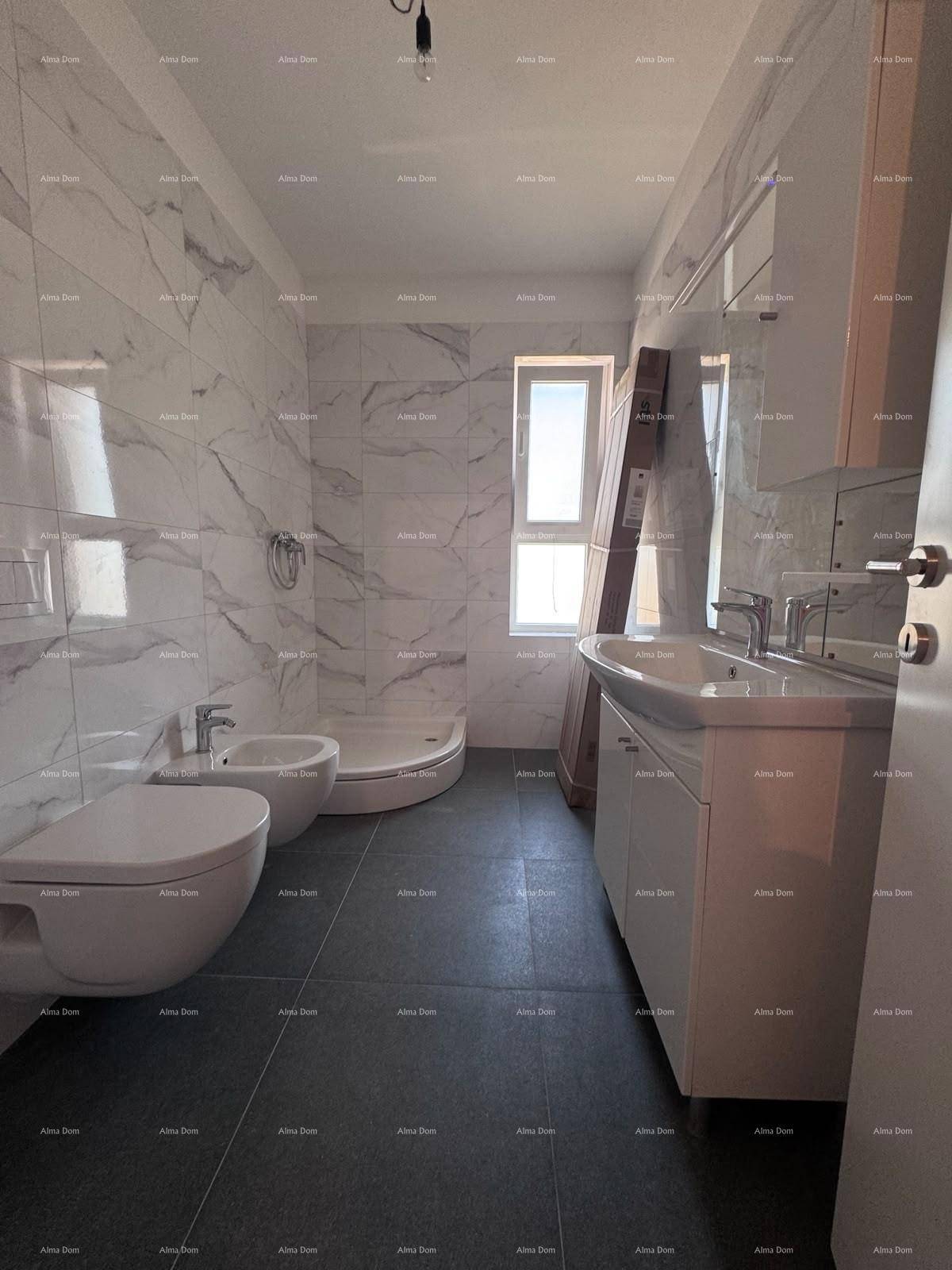 Modernes Badezimmer mit Marmoroptik-Fliesen, Dusche, Bidet und Waschtischunterschrank.