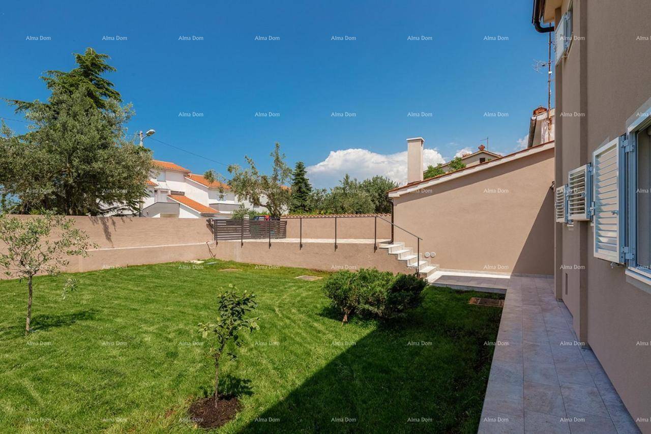 Gepflegter Gartenbereich neben dem Haus mit Rasenfläche und Treppe zum oberen Bereich.