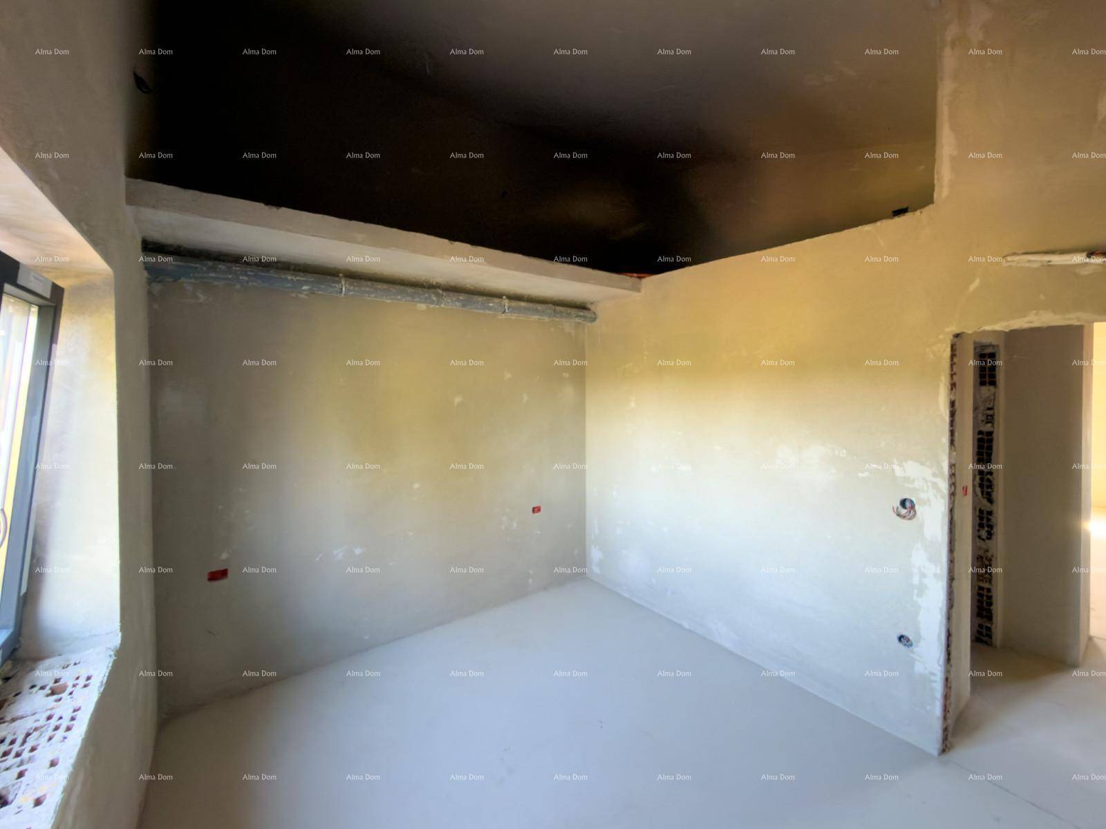 Unfertiger Raum in einem Neubau mit sichtbaren Deckenbalken und Rohren, bereit für den Ausbau.