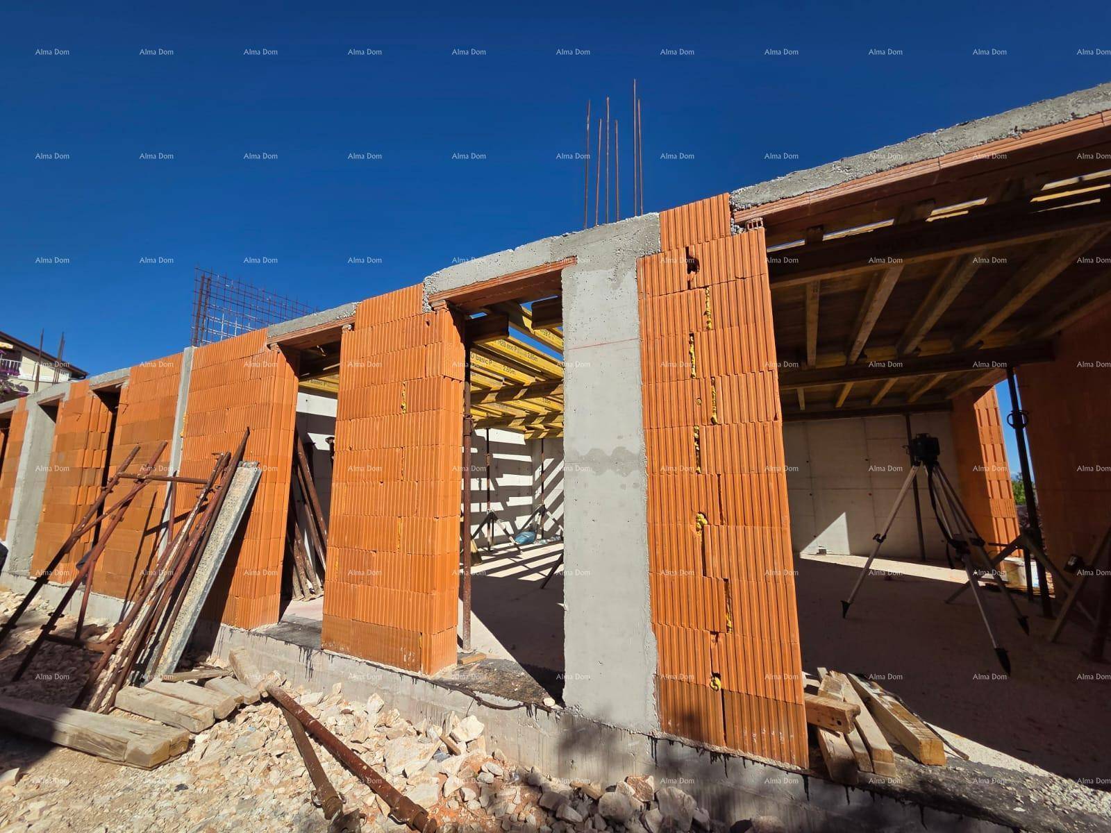 Baustelle eines im Bau befindlichen Hauses mit Ziegelwänden und Betonstrukturen.