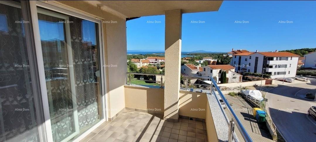 Großer Balkon mit Fliesenboden und weitem Blick auf die Stadt und das Meer.