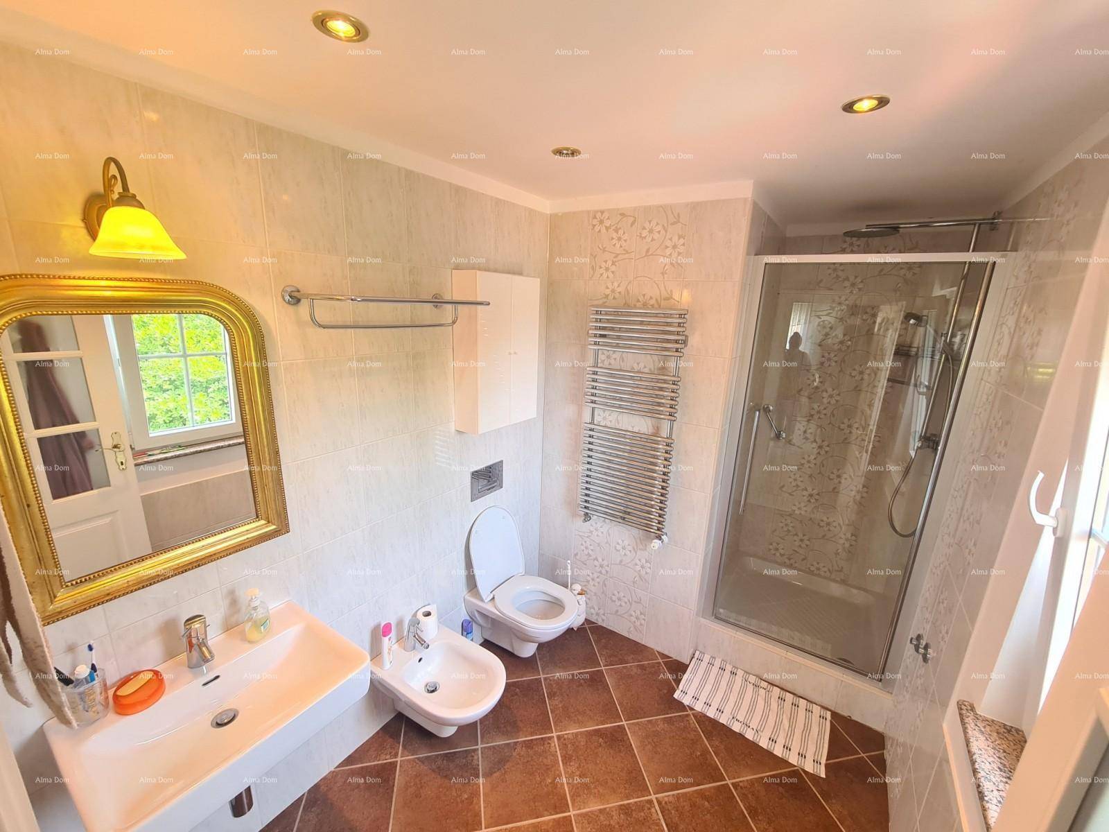 Badezimmer mit Dusche, WC, Bidet und beheiztem Handtuchhalter.