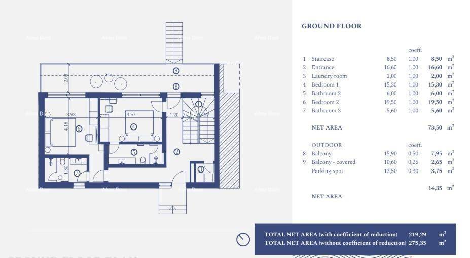 Grundriss des Erdgeschosses mit zwei Schlafzimmern, Bädern und einem überdachten Balkon.