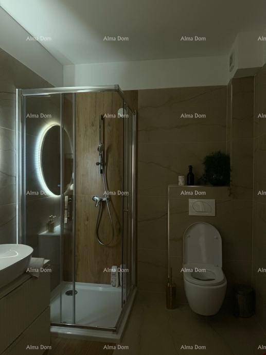 Elegantes Badezimmer mit Duschkabine, wandhängendem WC und modernen Fliesen in Erdtönen.