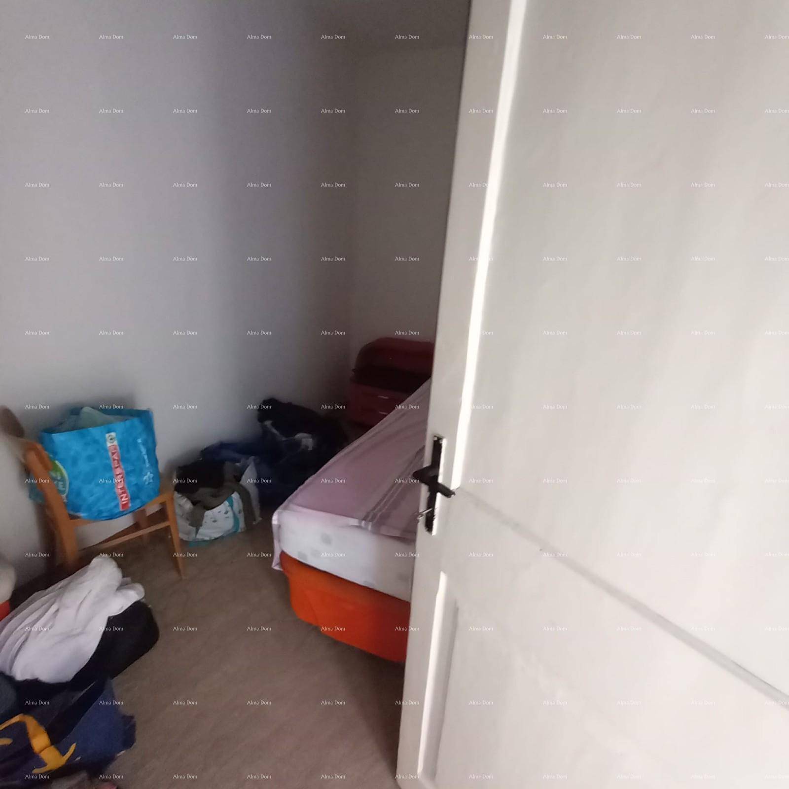 Schlafzimmer mit Bett und verschiedenen persönlichen Gegenständen.