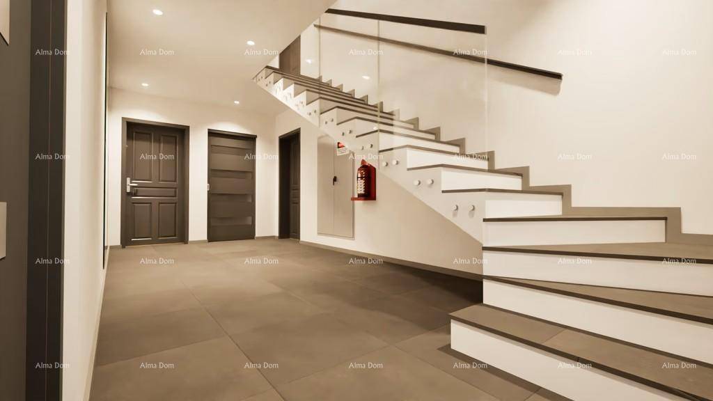 Moderner Eingangsbereich mit eleganter Treppe, Glasgeländer und Fliesenboden, hell beleuchtet.
