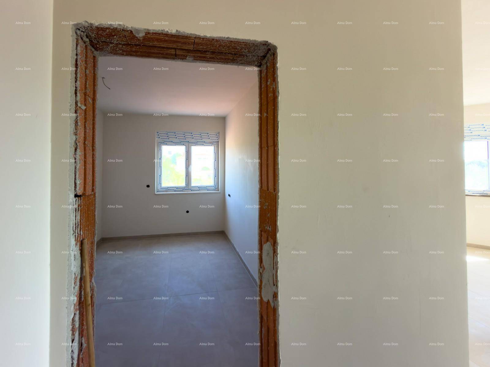 Türrahmen zu einem unmöblierten Schlafzimmer im Rohbau mit Fenster und Fliesenboden.
