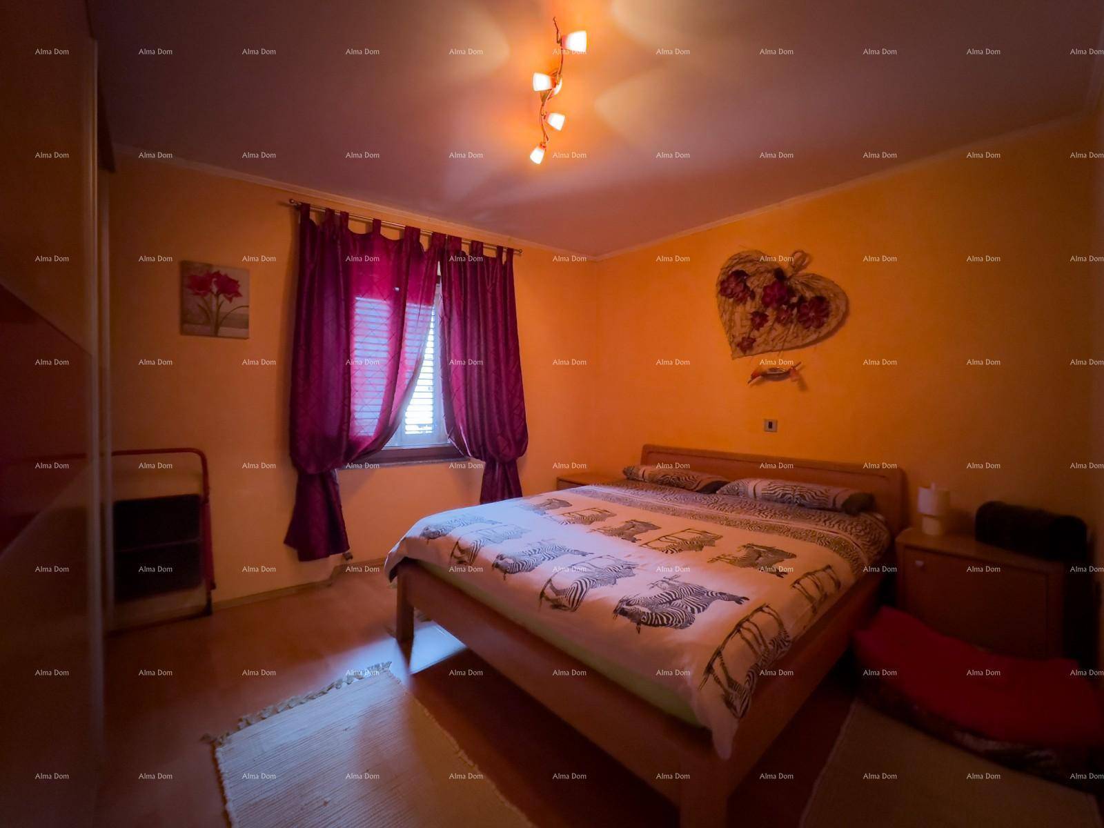 Schlafzimmer mit Doppelbett, Holzfußboden und farbigen Wänden.