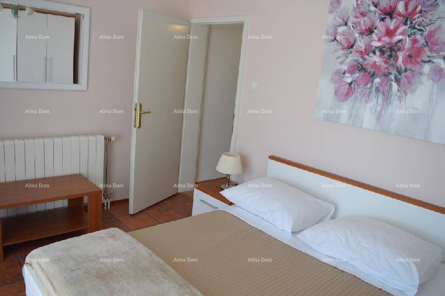 Gemütliches Schlafzimmer mit Doppelbett, rosa Wänden und einem Heizkörper unter dem Fenster.