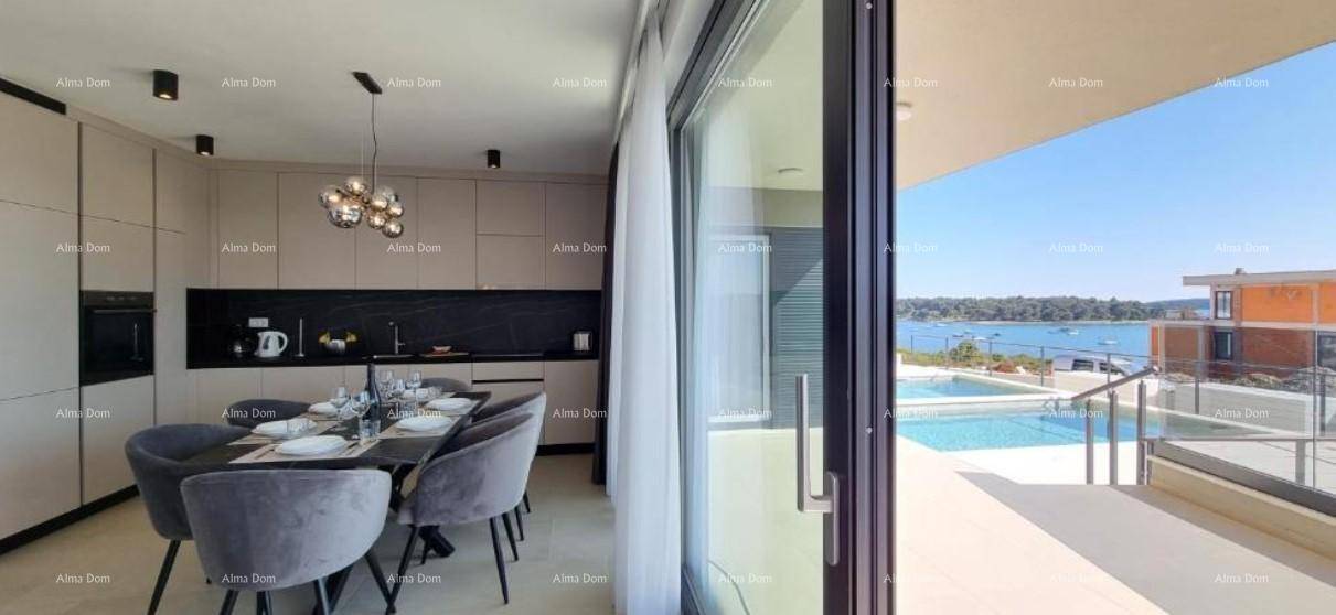 Moderne Küche und Essbereich mit direktem Zugang zu einem Außenbereich mit Pool und Meerblick.