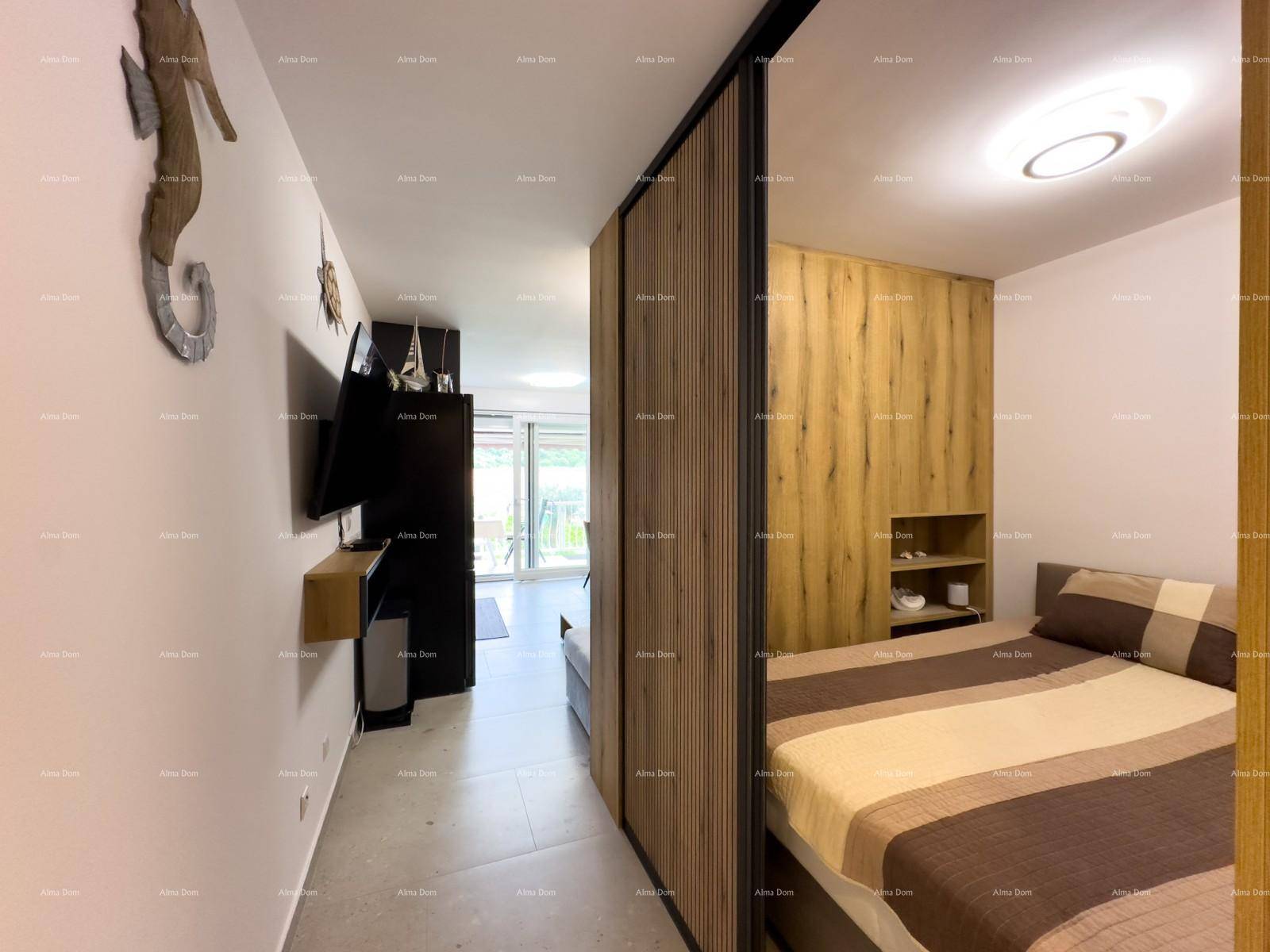Schlafbereich mit Holzwänden und integriertem Bett, offen zum Wohnbereich.