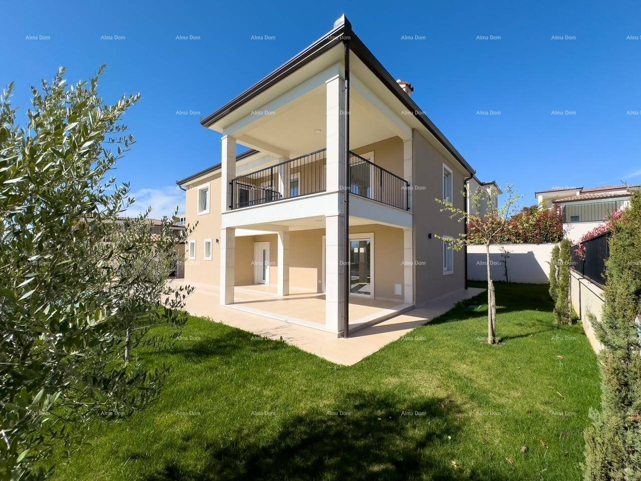 Rückansicht des modernen Hauses mit gepflegtem Rasen, überdachter Terrasse und Balkon im Obergeschoss.